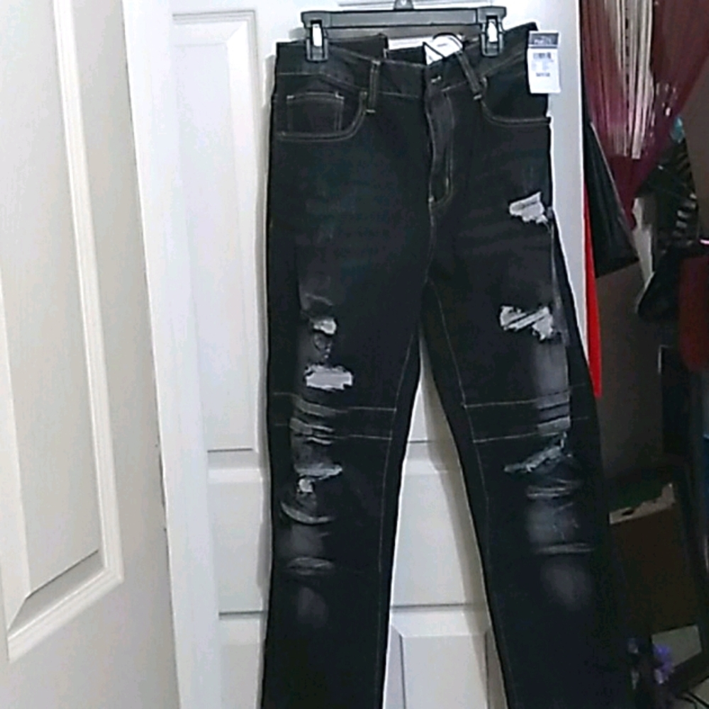 Young men's distressed skinny jeans